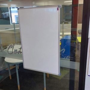 Suction whiteboard mounted on a glass window without drilling